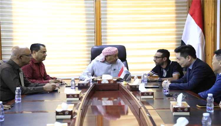 حضرموت تبحث مع شركة صينية إنشاء محطة طاقة شمسية لتعزيز الكهرباء في الوادي والصحراء