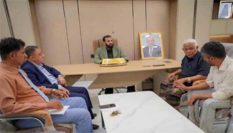 محافظ أبين يبحث مع مدير كهرباء المحافظة احتياجات القطاع ودعم الصيانة وتحسين الخدمة