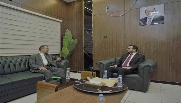 وزير الخدمة المدنية يبحث مع السفير الليبي تعزيز الشراكة وتبادل الخبرات بين البلدين