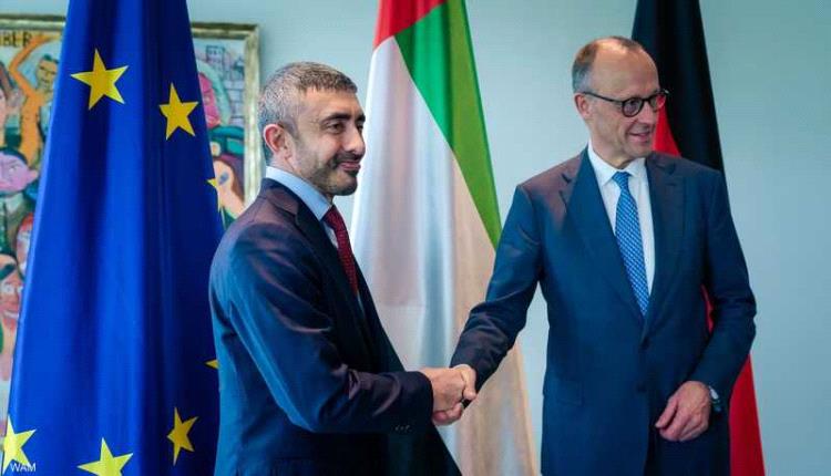 عبدالله بن زايد يلتقي المستشار الألماني في برلين