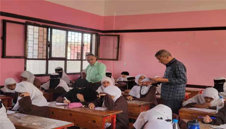 المجلس المحلي بالشيخ عثمان يتابع امتحانات مادة الإنجليزية بمدرسة الفقيد منير مبارك