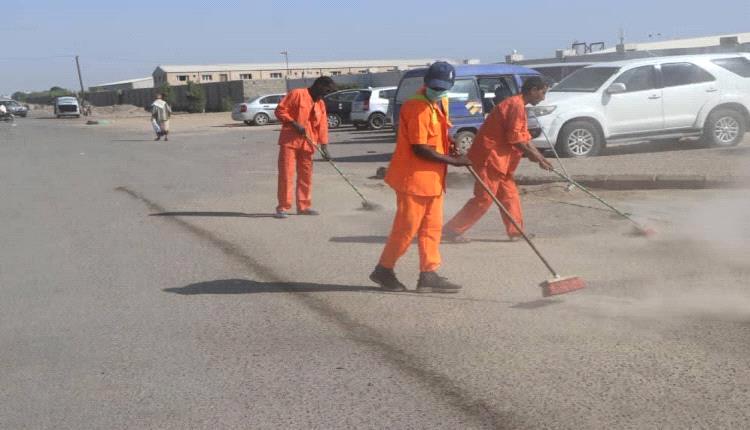 عمال النظافة في عدن.. جهود يومية تعكس صورة المدينة الحضارية