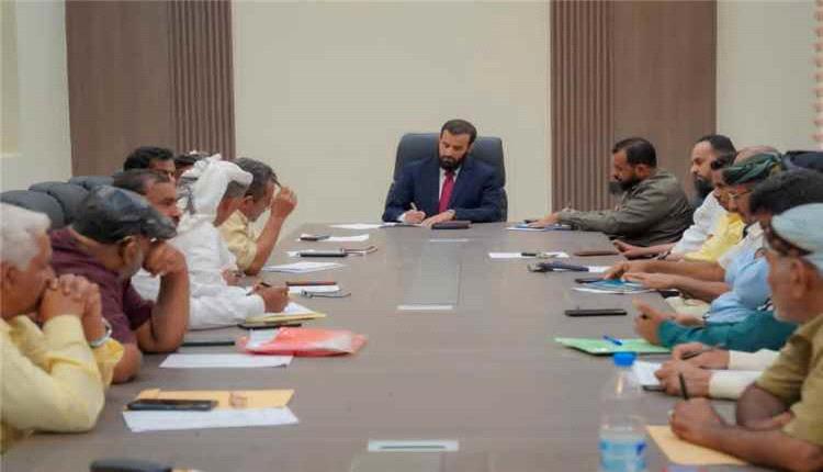 محافظ أبين يؤكد أهمية العمل المؤسسي وتحسين الخدمات 