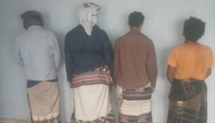 ضبط عصابة تفرض إتاوات غير قانونية على سائقي القواطر في أبين