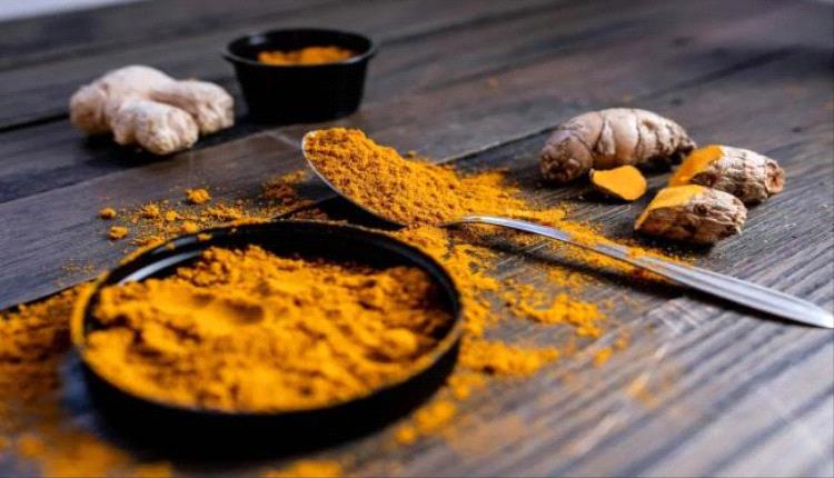 تحذيرات طبية: استخدام الكركم الخام على الجروح قد يسبب مخاطر صحية رغم فوائده المحتملة