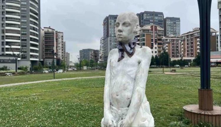 جدل واسع في تركيا بعد نصب تمثال “غامض” بحديقة عامة.. والبلدية تستجيب لمطالب السكان