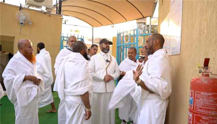 مسؤول يمني يتفقد مخيمات الحجاج في منى ويشدد على تحسين الخدمات