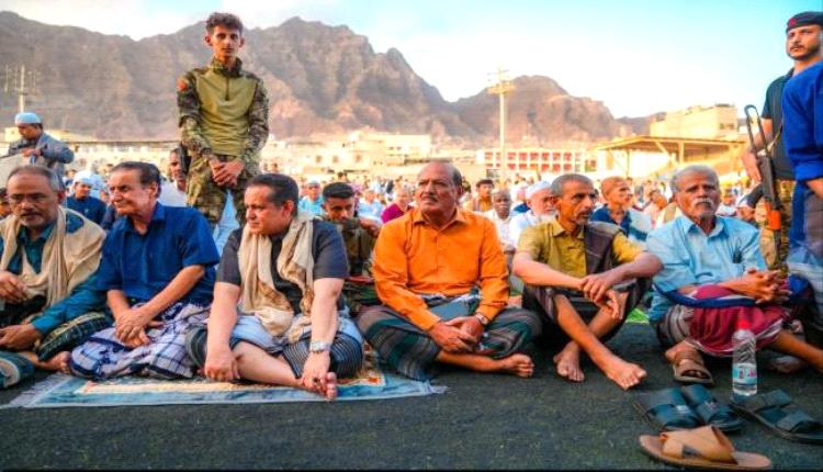 هرهرة والحالمي يؤديان صلاة عيد الأضحى مع جموع المصلين في المعلا