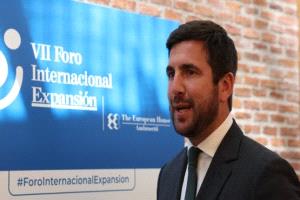 منافس جديد يقتحم سباق رئاسة ريال مدريد ويضع بيريز أمام أول تحدٍ منذ سنوات