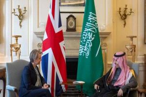 السعودية وبريطانيا تؤكدان أهمية استقرار المنطقة وحماية الملاحة في هرمز