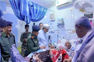 وكيل شبوة ومدير الأمن يزوران النقاط الأمنية والمرضى في عتق بمناسبة العيد
