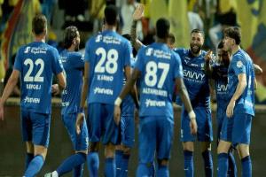 الهلال يواصل مطاردة الصدارة بثلاثية في شباك الحزم ويقلّص الفارق مع النصر