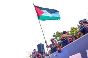 سجال كلامي بين وزير دفاع إسرائيل ورئيس وزراء إسبانيا بسبب رفع لامين يامال لعلم فلسطين
