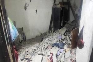 فاجعة في التواهي.. انهيار منزل يودي بحياة مسن وزوجته ويصيب أطفالهما