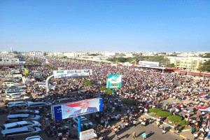 حشود كبيرة تشارك في فعالية جماهيرية بساحة العروض في عدن