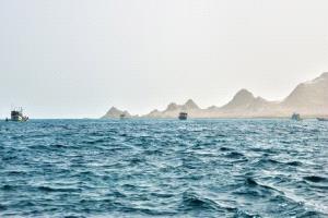 تحذير ملاحي من تحركات مريبة لقوارب مسلحة قرب سفن في خليج عدن