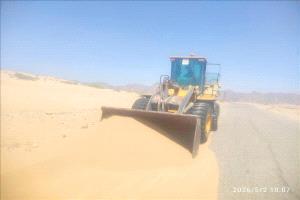 الفرق الفنية تواصل إزالة الرمال من طريق بيحان – عتق لتعزيز السلامة المرورية في شبوة
