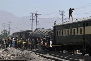 تفجير يستهدف قطاراً عسكرياً في باكستان.. قتلى وجرحى بالعشرات