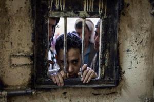قيادي حوثي يقرّ باحتجاز مواطنين في قضايا بسيطة ويكشف أوضاعًا متدهورة داخل السجون