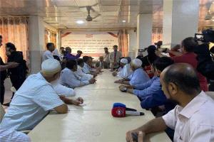 مدير مكتب الشؤون الاجتماعية يدشن مبادرة جبر خاطر لتوزيع هدايا العيد لنزلاء دار المسنين بعدن