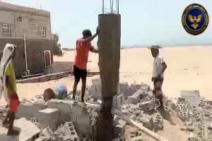 وحدة حماية الأراضي بعدن تزيل تعديات على أحواض مجاري وتواصل حملات منع البناء العشوائي