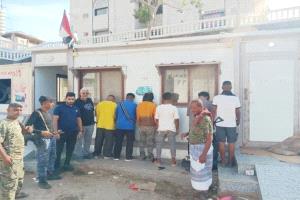 أمن عدن يضبط وكرًا لتعاطي المخدرات في صيرة تحت إشراف النيابة
