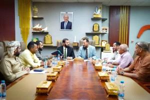 عدن وأبين تتفقان على تعزيز التنسيق الخدمي والأمني وتفعيل آلية تعاون مشترك