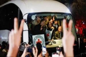 وصول 3 أسرى محررين إلى مستشفى شهداء الأقصى وسط غزة
