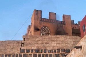 مليشيا الحوثي تحرق منزل شيخ قبلي وضابط في القوات الحكومية بصنعاء