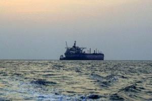 تحقيق عاجل في تسرب نفطي قرب ميناء عدن بعد بلاغات عن تلوث بحري