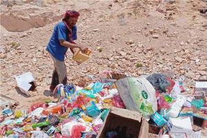 إتلاف مواد غذائية واستهلاكية منتهية الصلاحية بساحل حضرموت ضمن حملة رقابية