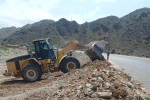 شركة محلية تنفذ أعمال ترميم لحواف الطريق الدولي في بروم ميفع بعد أضرار السيول
