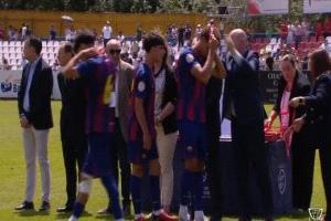 موهبة برشلونة الشابة حمزة عبد الكريم يرفض ارتداء الميدالية الفضية بعد خسارة نهائي كأس الشباب أمام ريال مدريد