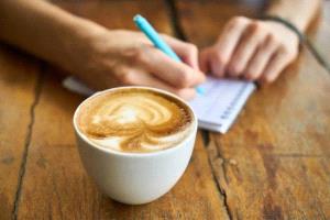 القهوة الصباحية وتأثيرها على الهضم بين الفوائد والمخاطر