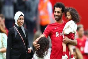 ابنتا محمد صلاح تتمسكان بولائهما لليفربول رغم رحيله