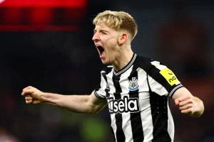 برشلونة ينافس بايرن على ضم أنتوني جوردون لاعب نيوكاسل