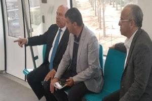 وزير النقل المصري يستخدم المونوريل للوصول إلى مكتبه بالعاصمة الإدارية