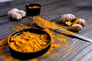 تحذيرات طبية: استخدام الكركم الخام على الجروح قد يسبب مخاطر صحية رغم فوائده المحتملة