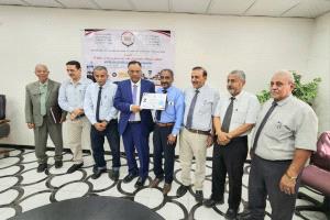 جمارك عدن تكرّم كوادرها المتميزة احتفاءً بعيد العمال العالمي