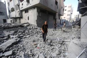 شهيد ومصابون في غارة إسرائيلية على مخيم النصيرات وسط قطاع غزة
