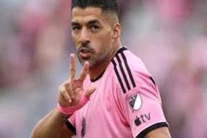 سواريز يلمّح لإمكانية العودة إلى منتخب أوروجواي قبل كأس العالم