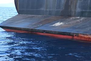 وزير النقل يوجه بالتحقيق في تلوث نفطي بميناء عدن ويتوعد السفينة المخالفة بالإجراءات القانونية