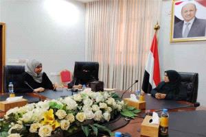 وزيرة الدولة لشؤون المرأة تناقش مخرجات القمم النسوية وتعزيز التمكين الاقتصادي في عدن