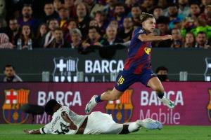 فيرمين لوبيز لاعب برشلونة يخضع لجراحة ناجحة