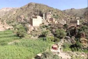 مليشيا الحوثي تواصل  استهداف المدنيين في الأزارق وسقوط إصابات وسط حالة ذعر بين السكان