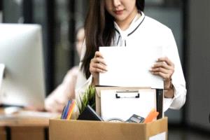 محكمة في شنغهاي تلزم شركة بتعويض موظفة بعد فصلها بسبب عمل زوجها لدى منافس