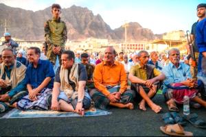 هرهرة والحالمي يؤديان صلاة عيد الأضحى مع جموع المصلين في المعلا