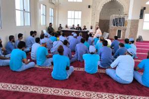 سجن صبر بلحج يكرم نزلاء مشاركين في برامج دينية وإصلاحية
