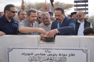 وزير الأشغال ومحافظ لحج يدشنان مشروع صيانة وإعادة تأهيل طريق حبيل جبر العسكرية