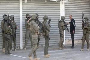 الاحتلال الإسرائيلي يعتقل فلسطينيا بالقدس.. ومستوطنون يحرقون منزلا جنوب نابلس
